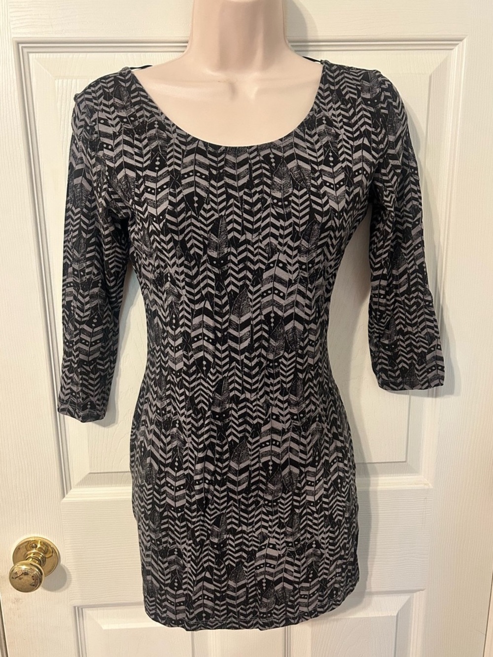 Women’s Juniors, Noelle, Geometric Mini Dress, 3/4 sleeves Black & Gray, Medium